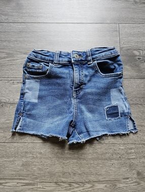 3/$6 Thereabouts Girls Patchwork Denim Shorts with side slit size 8 Medium Wash